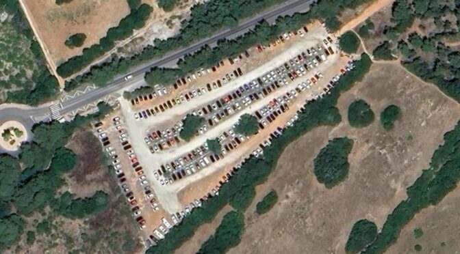 Cala Mitjana: parking with dipped headlights, short-sighted solutions